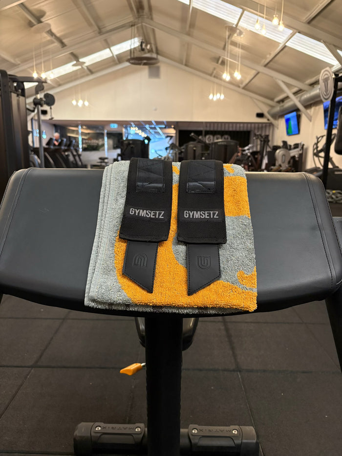 Atleet gebruikt wrist wraps bij bankdrukken in de gym