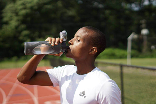 Is water drinken belangrijk voor spiergroei? - Hydratatie is niet alleen cruciaal voor de algehele gezondheid, maar speelt ook een sleutelrol in het bevorderen van spiergroei en herstel. Voldoende waterinname ondersteunt diverse fysiologische processen di