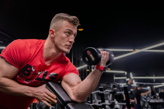 Grote Biceps Krijgen: Effectieve Strategieën en Oefeningen - Het ontwikkelen van grotere biceps vereist een combinatie van gerichte oefeningen, consistente training en aandacht voor herstel. Hieronder beantwoorden we veelgestelde vragen over het vergroten
